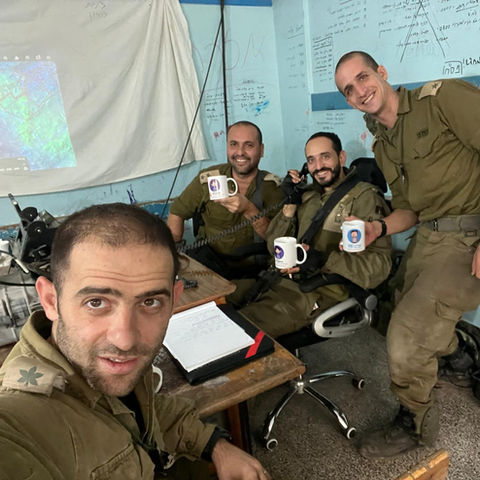 אריות על נמרים
אלי זילברמן