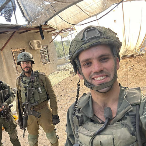 אריות על נמרים
אלי זילברמן