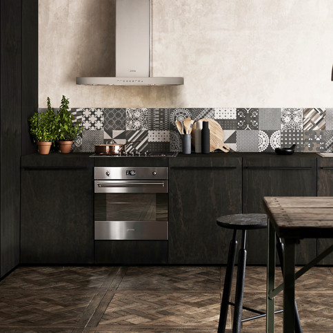 מטבח מודרני בעיצוב שחור אלגנטי, עם תנור אפיה, כיריים וקולט אדים של סמג הממשיכים את העיצוב בעל הקווים הישרים והנקיים