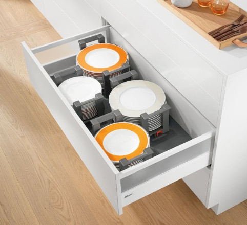 מגירת מטבח תחתונה ועמוקה עם מעמדי צלחות בגדלים שונים החוסכת מקום אחסון ניכר ומציעה פתרון נוח במיוחד לתפעול המטבח גם על ידי ילדים קטנים שלא מגיעים עדיין בגובהם לארונות המטבח העליונים