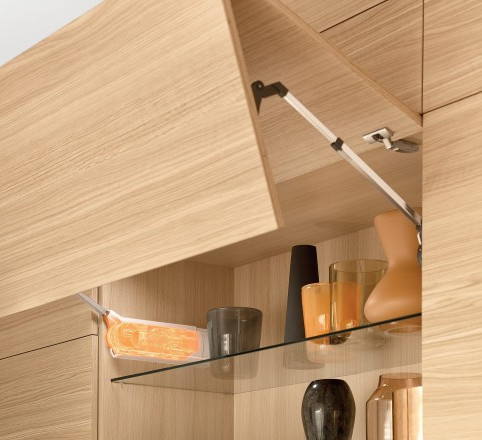 פטנט פתיחה עליון כלפי מעלה של דלתות מטבח גבוהות
ניתן לראות את הפרזול האיכותי והמתקדם של מנגנון ההפעלה