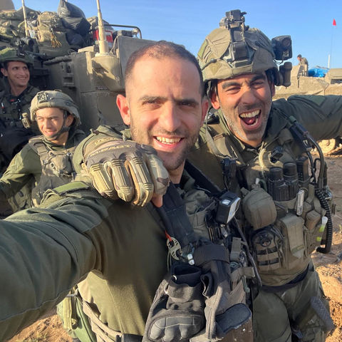 אריות על נמרים
אלי זילברמן