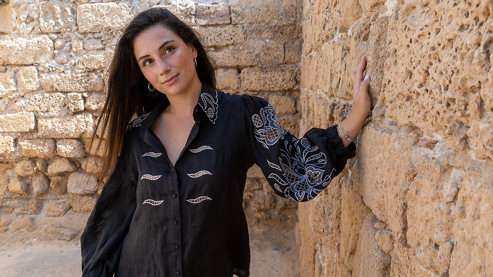 תמונה ממוזערת: Lilac shirt with Richelieu embroidery