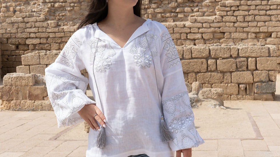 תמונה ממוזערת: White shirt with grey embroidery