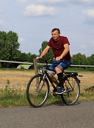 Alexander fährt Fahrrad