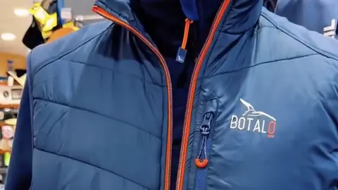 Veste chauffante BOTALO portée, modèle marine avec logo – vêtement chaud pour activités nautiques