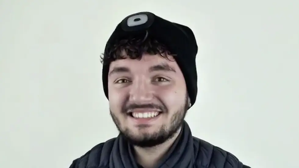 Bonnet avec lampe frontale LED rechargeable porté, éclairage mains libres pratique pour activités extérieures