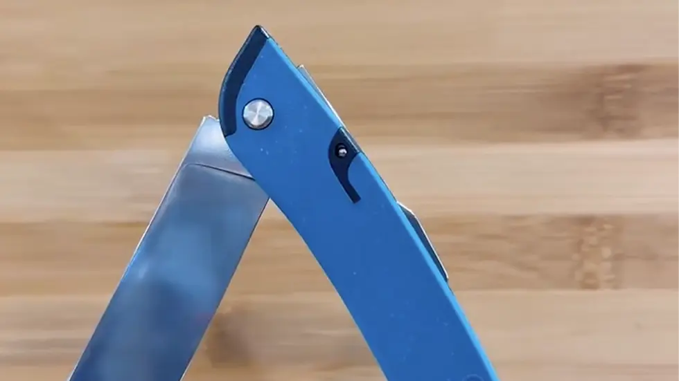 Couteaux Glenn avec manche en filets de pêche recyclés exposés sur fond marin — artisanat français marin durable