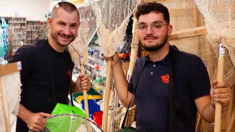 Plage à marée basse avec vaste étendue de sable et mer au loin lors d’une grande marée d’été