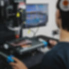 ช่างกำลังซ่อมหน้าจอ samsung ขึ้นเส้น