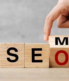 voltee-mano-sem-bloques-cubo-madera-texto-seo-fondo-tabla-optimizacion-motores-busqueda-pu