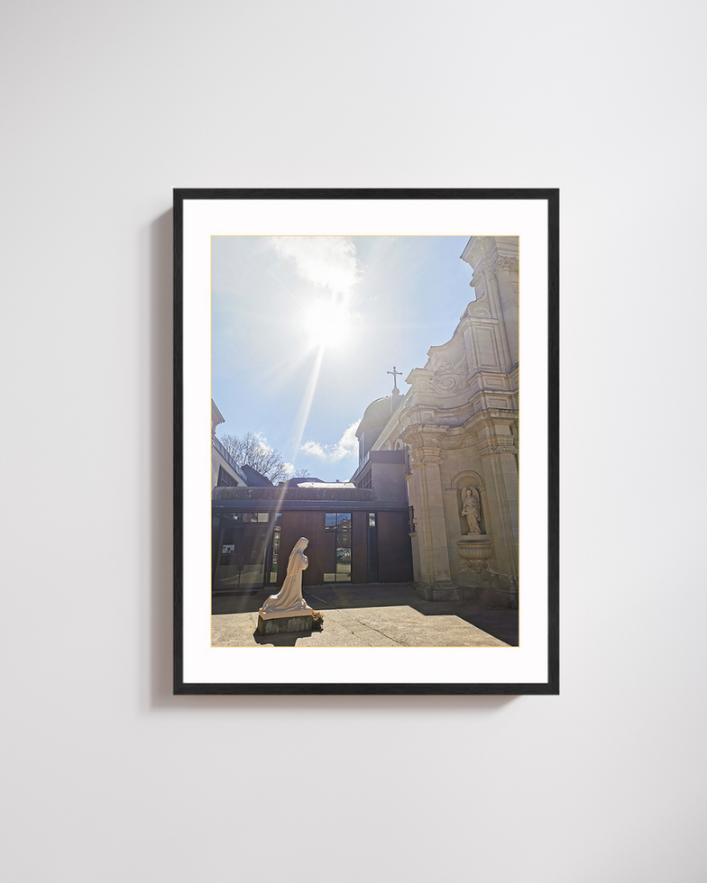 Image of a statue in front of a building with bright sun #Tableaux spirituels