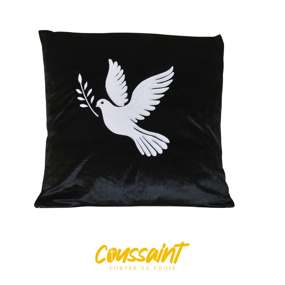 Coussin noir imprimé d'une colombe blanche tenant un rameau, La Colombe de Noé. #Coussins religieux décoratifs