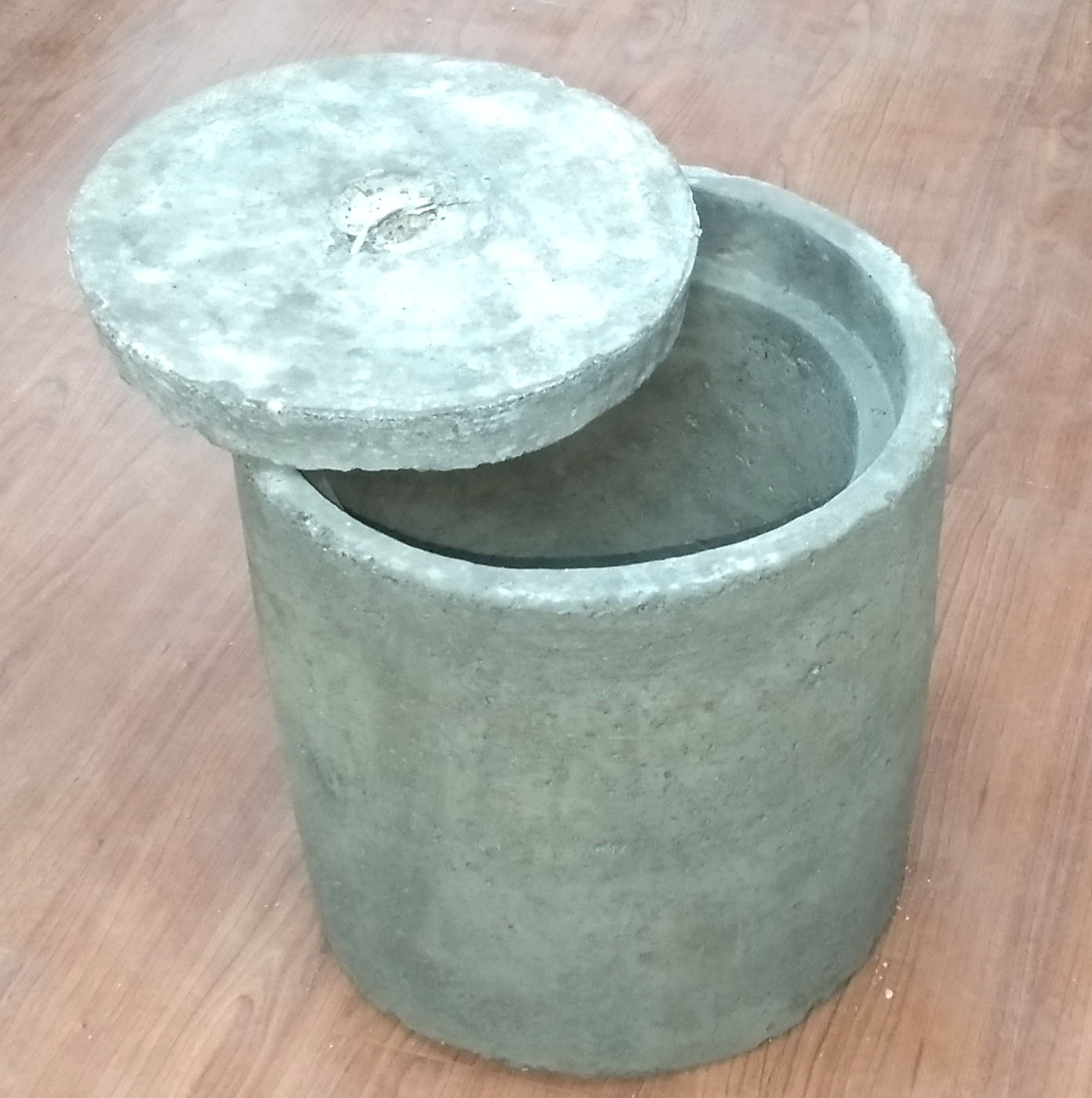 CONCRETE ROUND EARTH PIT