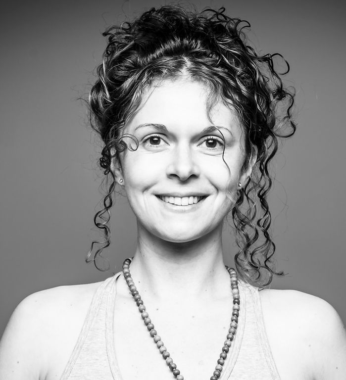 Porträt einer lächelnden Person in Schwarz-Weiß, freundlicher Ausdruck, ruhige Atmosphäre