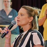 Marah Rikli spricht
in ein Mikrofon