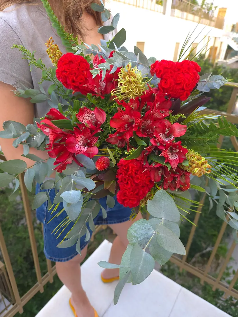 זר פרחים אדומים
