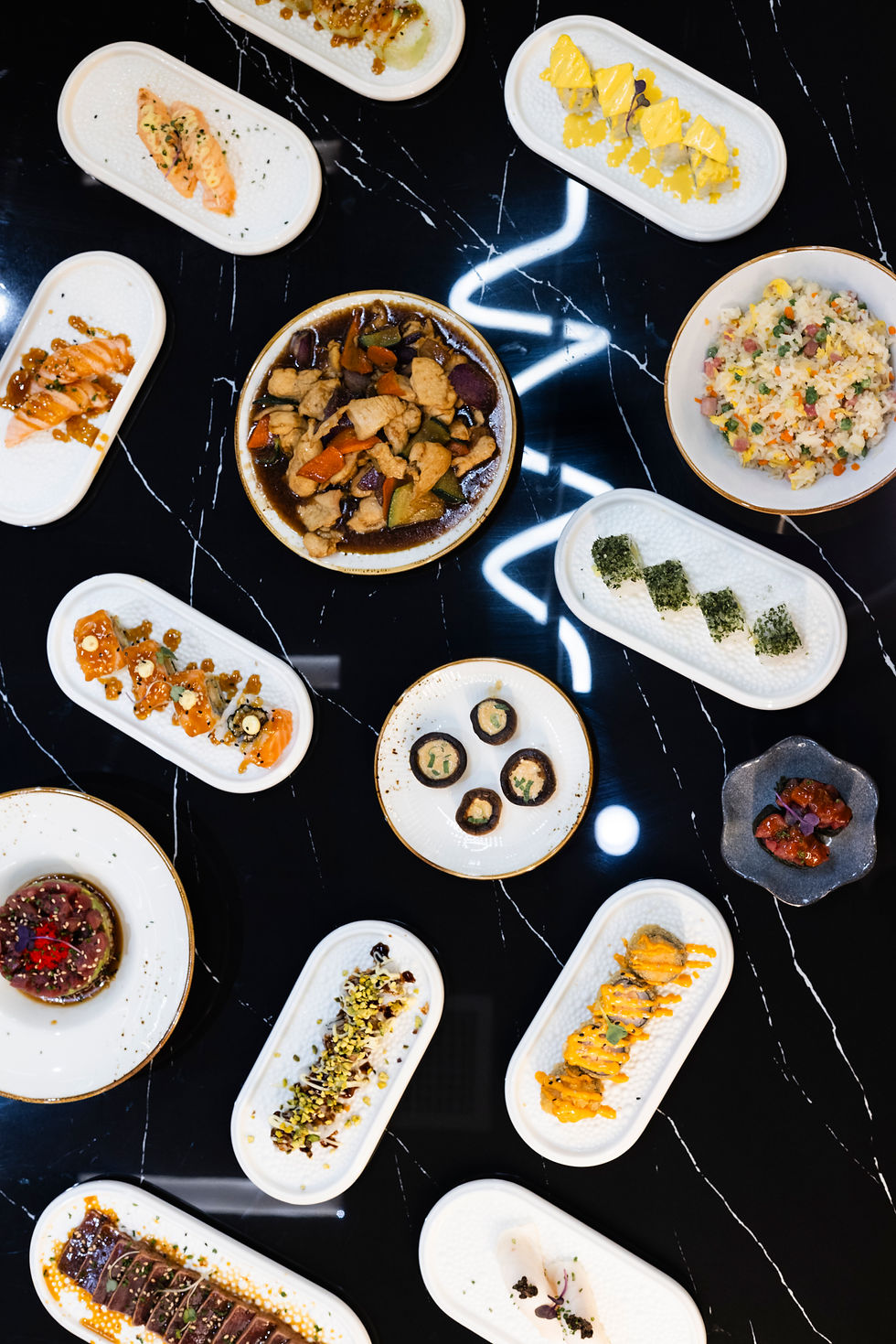 Selección de platos del buffet libre japonés AZUKI: sushi, dim sum y ramen en Barajas (Madrid)