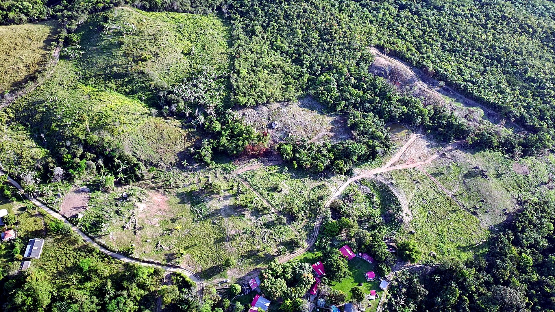 Vista aérea del terreno con las vías internas abiertas
