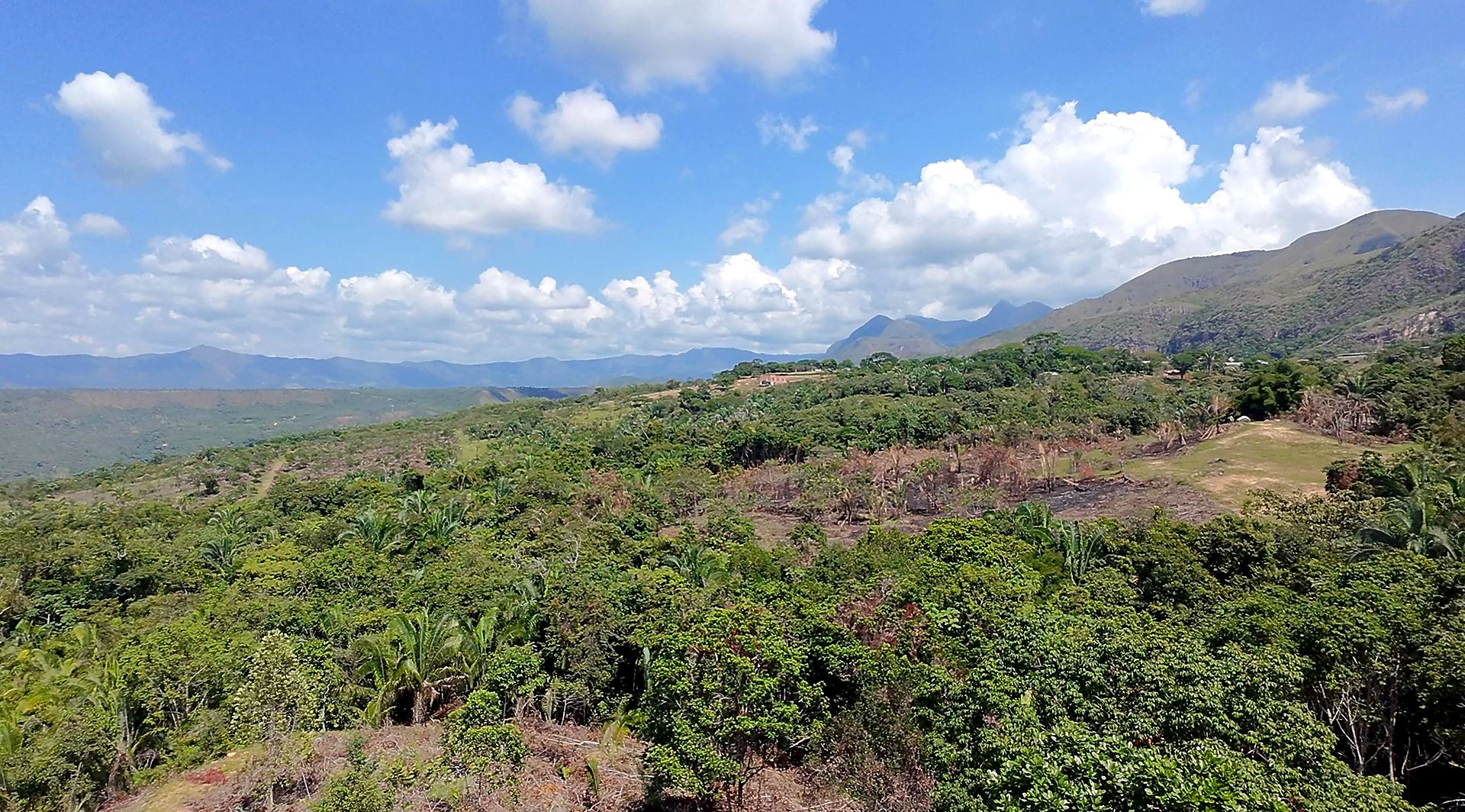 Vista desde el terreno hacia las montañas de Melgar