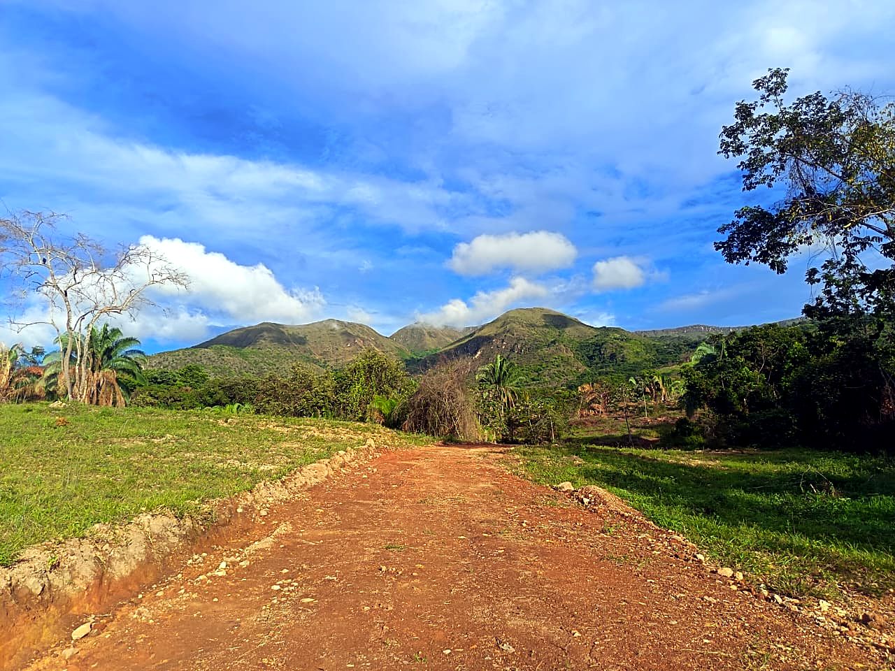 Vía interna hacia las montañas