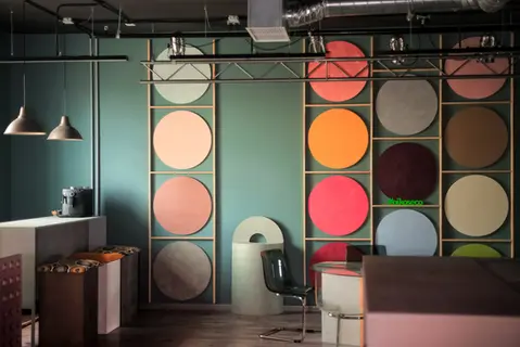 OIKOS ural
экспериментальный цех
центра декоративных покрытий в open space пространстве
идея - показать больше решений нанесения и эффекта материалов,
используя поверхности не только стен и демонстрационных стендов, а ещё конструкции мебели.
предусмотрено многоразовое нанесение на все конструкции материала OIKOS, экспериментируя с цветом и эффектами.