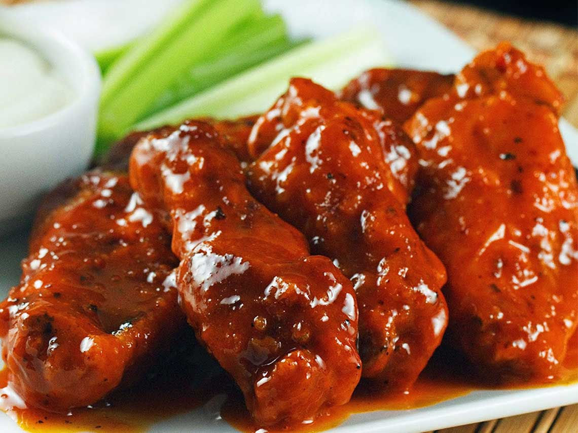 6 alitas de cualquier sabor + 1 guarnición