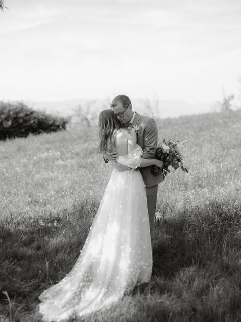 Schwarz weiss Bild von einem Brautpaar das sich an ihrer Hochzeit umarmt am Zürichsee
