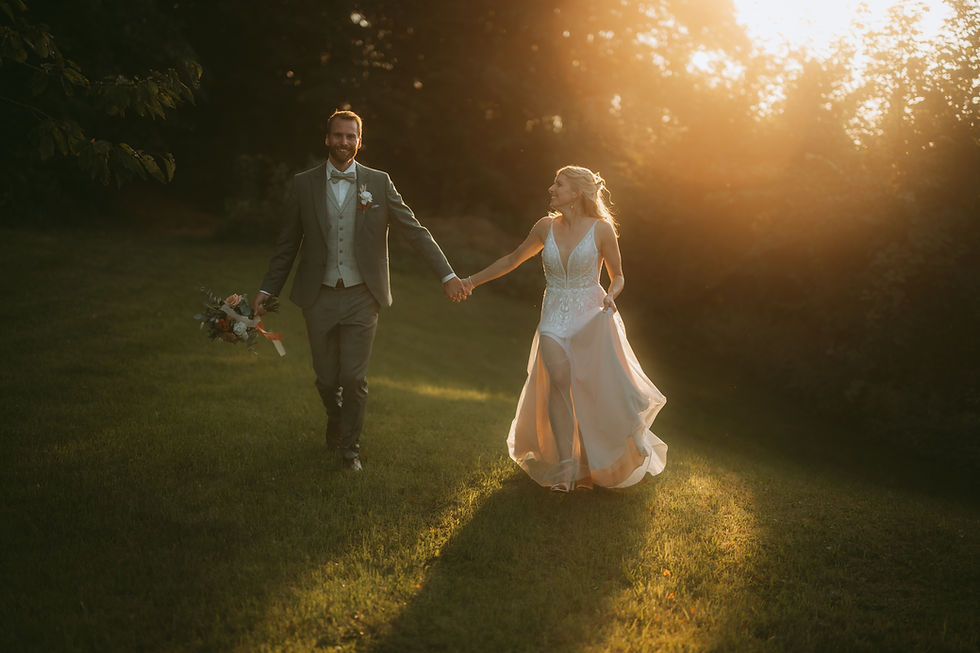 Abendshooting im Sonnenuntergang, Brautpaar rennt über eine Wiese