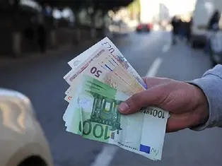 Euro and Dollar Skyrocket on Algeria’s Black Market Amid Soaring Demand!