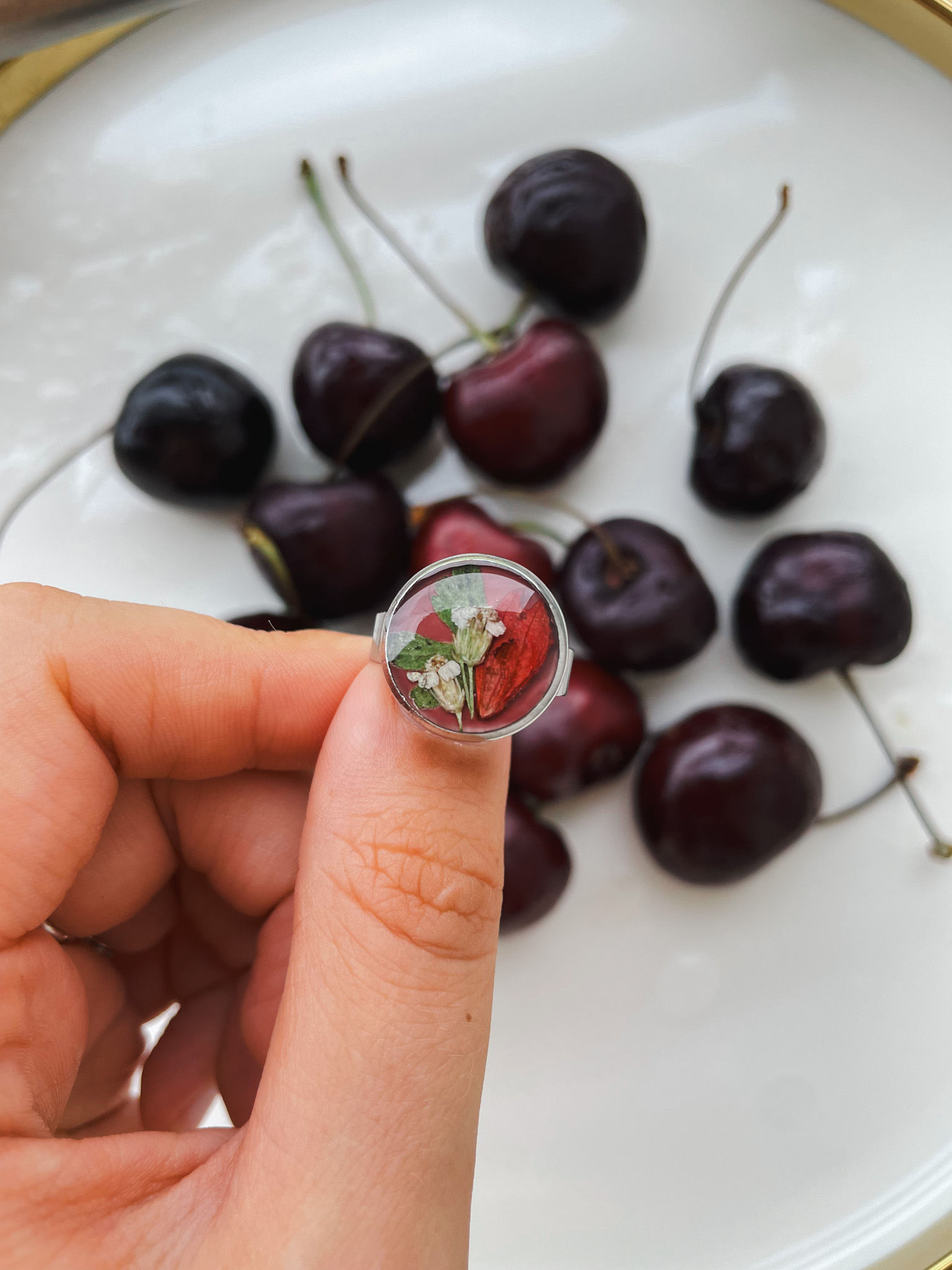 Ring with Achillea millefolium flowers, Salvia splendens