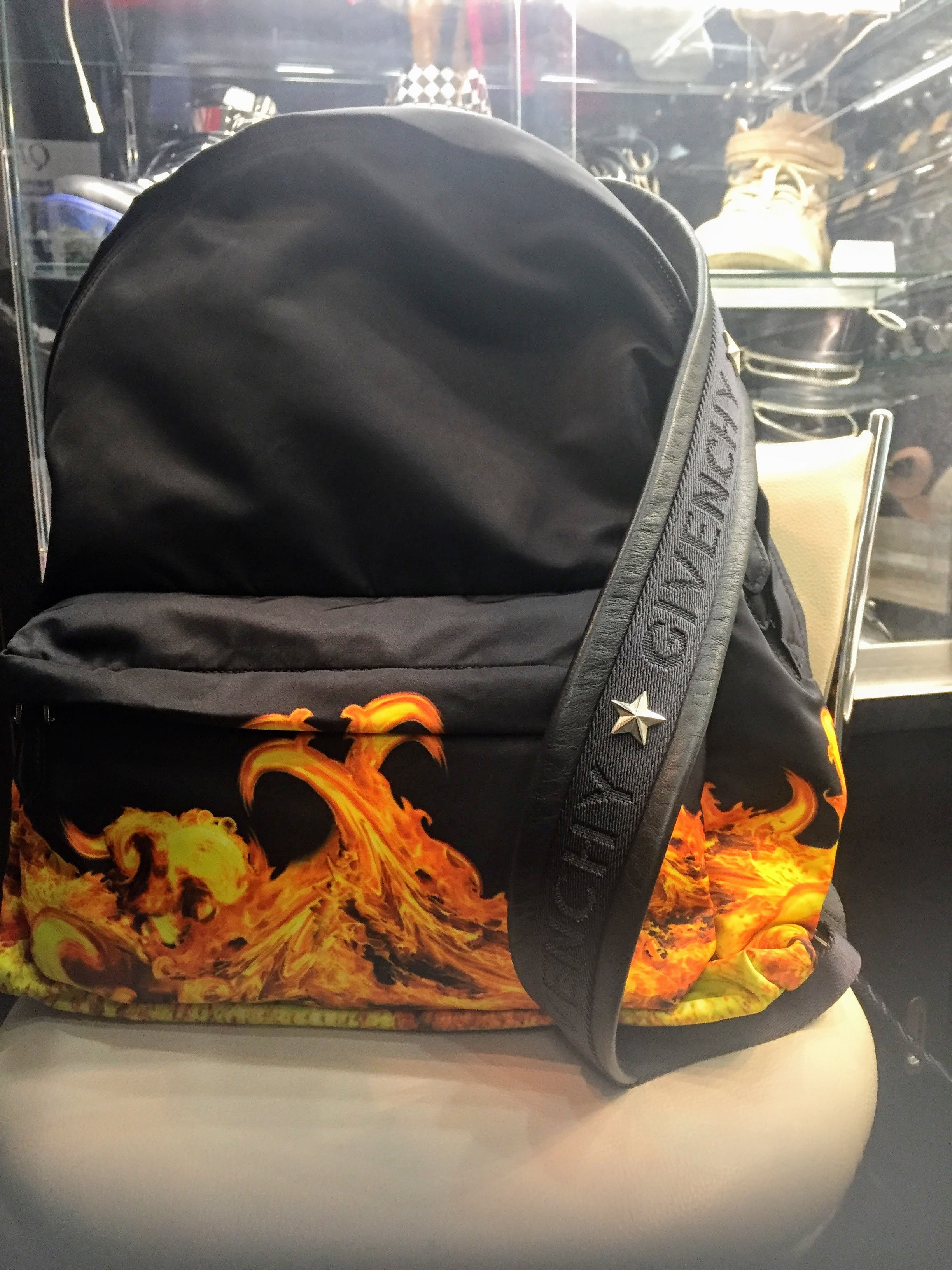 GIVENCHY　FLAMEリュック