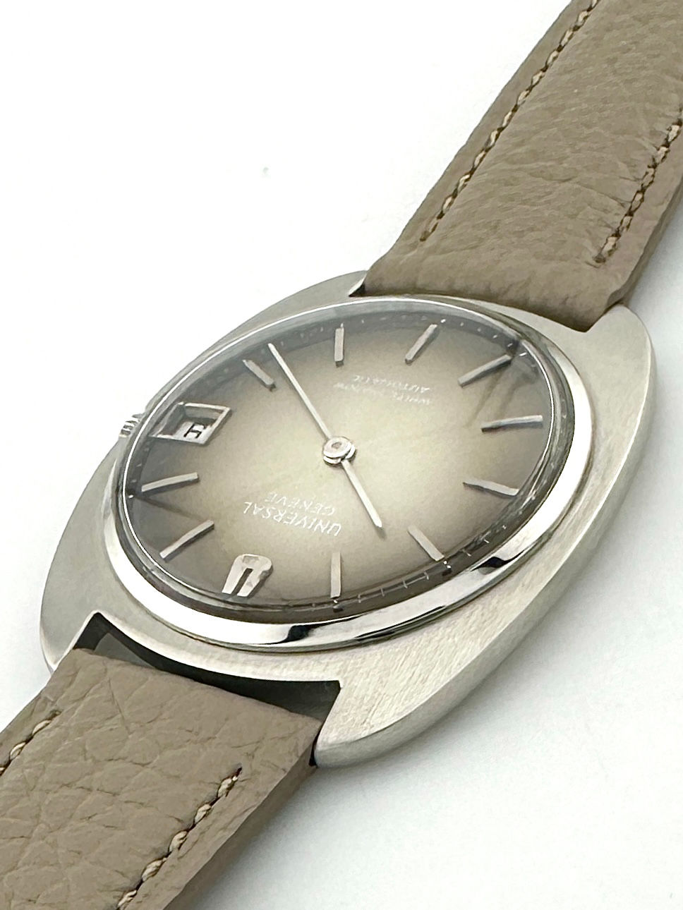 Thumbnail: UNIVERSAL GENEVE 867103 ホワイトシャドウ デイト
