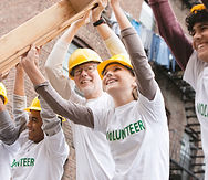 Voluntarios levantando la estructura de la construcción