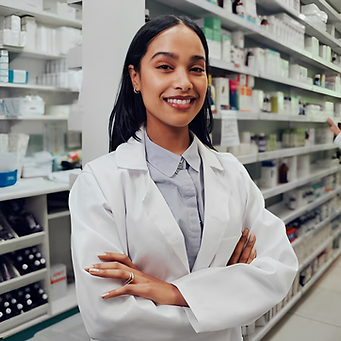 retrato-de-um-jovem-farmaceutico-afro-americano-de-pe-entre-o-corredor-na-farmacia-com-um-
