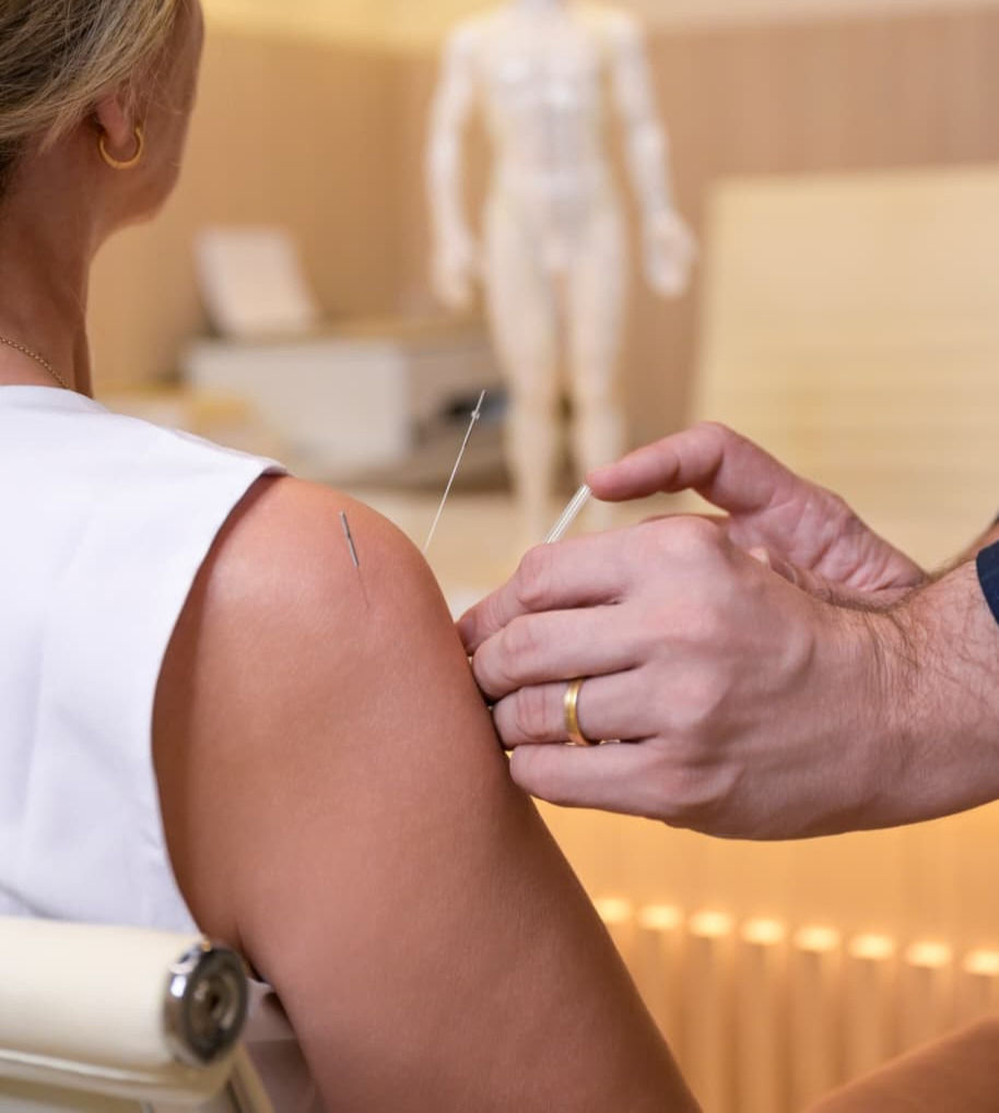 Dr. Paulo Mai realizando Acupuntura