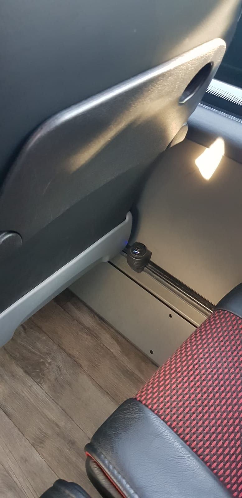 Luxury Mercedes 33 seats (7)