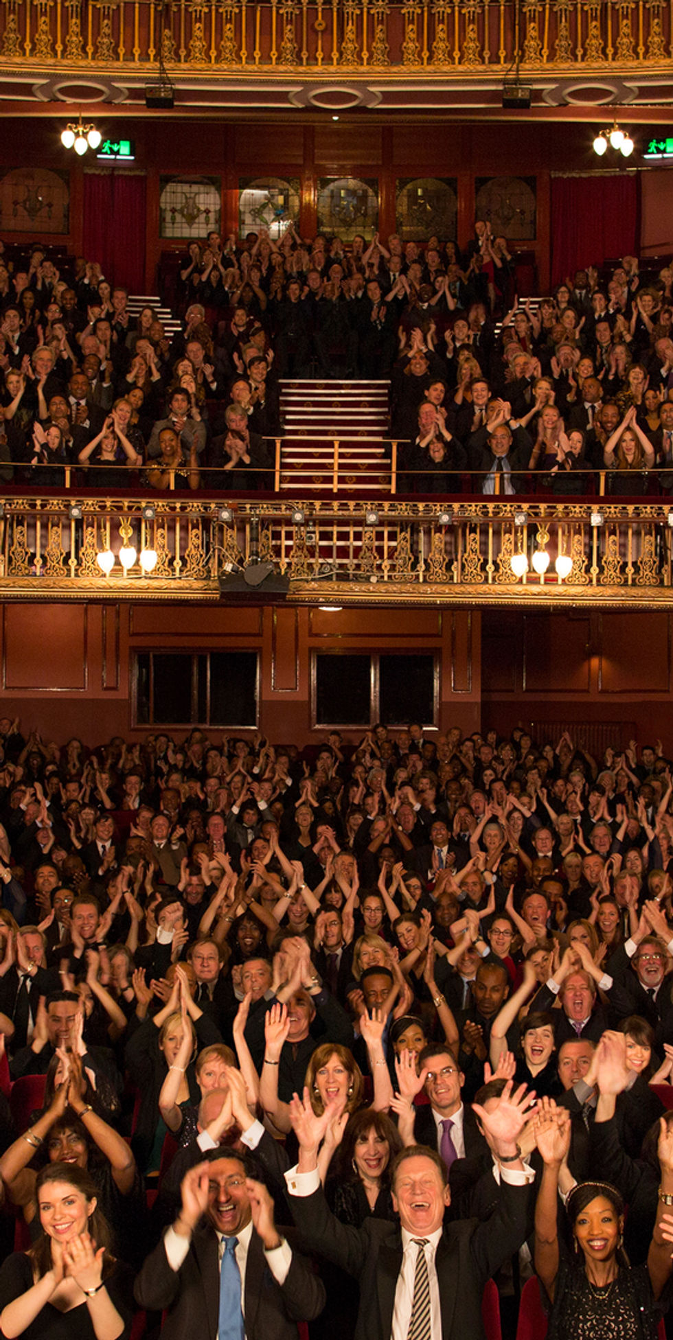 Folla In Theater