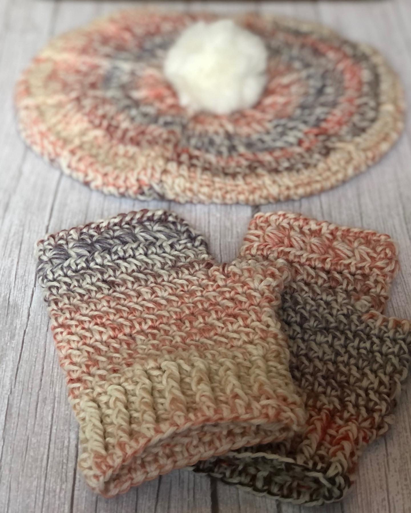 Mitones y boina rosa