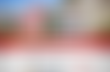 FSBO vs Realtor Canada graphic showing For Sale By Owner sign beside Sold MLS listing sign highlighting benefits of listing with a REALTOR® including higher sale price and MLS exposure.