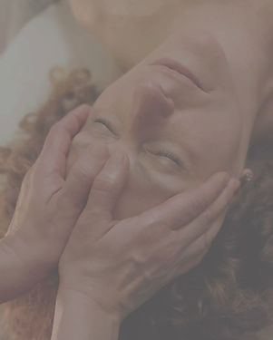 Eine Cocoon Ganzheitliche Massage bringt Körper, Seele und Geist im Einkang.