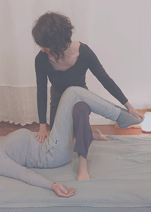 Eine Cocoon Thai Yoga Massage schenkt Innere Ruhe, Erdung und mehr Dehnbarkeit.