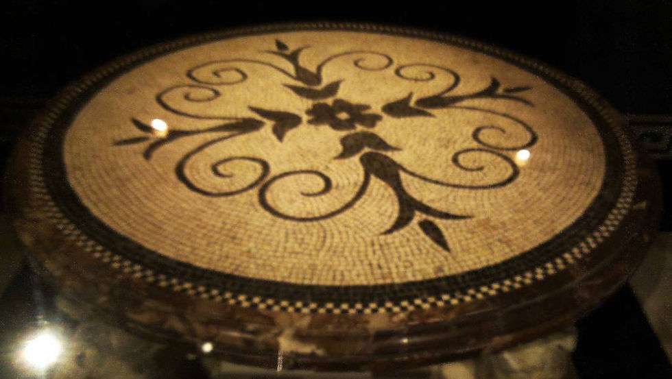 Back to the al fresco dining - I loved this mosaic table top!