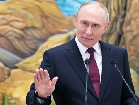 Rússia aguarda decisões de Trump e Zelensky, mas impasses territoriais e Europa limitam um acordo de paz