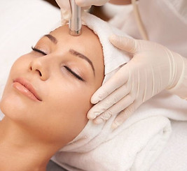 Mejora la textura de la piel con plasma y dermapen