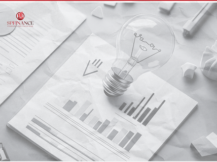 Trader con più schermi e grafici aperti