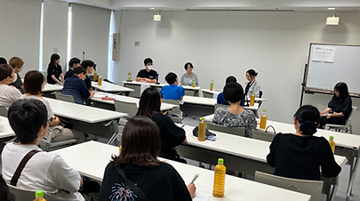 ろう学校の卒業生(現役高校生、大学生、社会人)との座談会風景