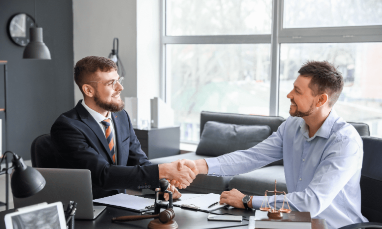 alt="Especialista em redução de juros abusivos explicando direitos ao cliente"