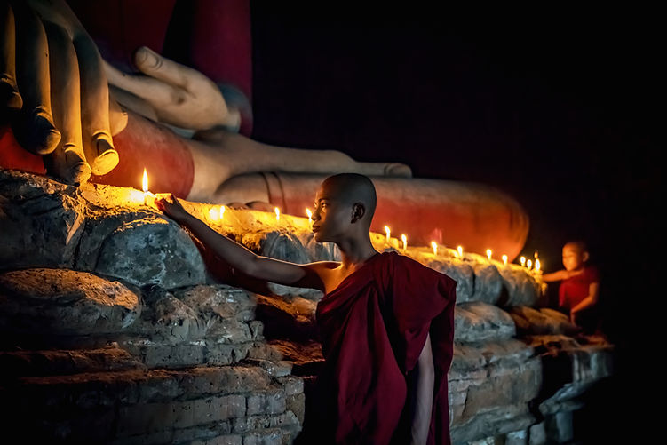 Monje budista velas de iluminación