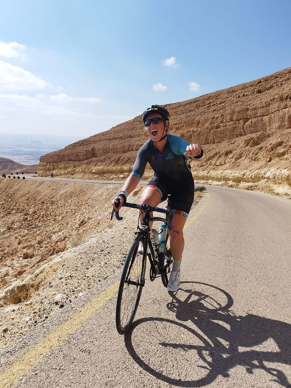 שרה מייסנברג באימון אופניים (צילום: שרה מייסנברג)